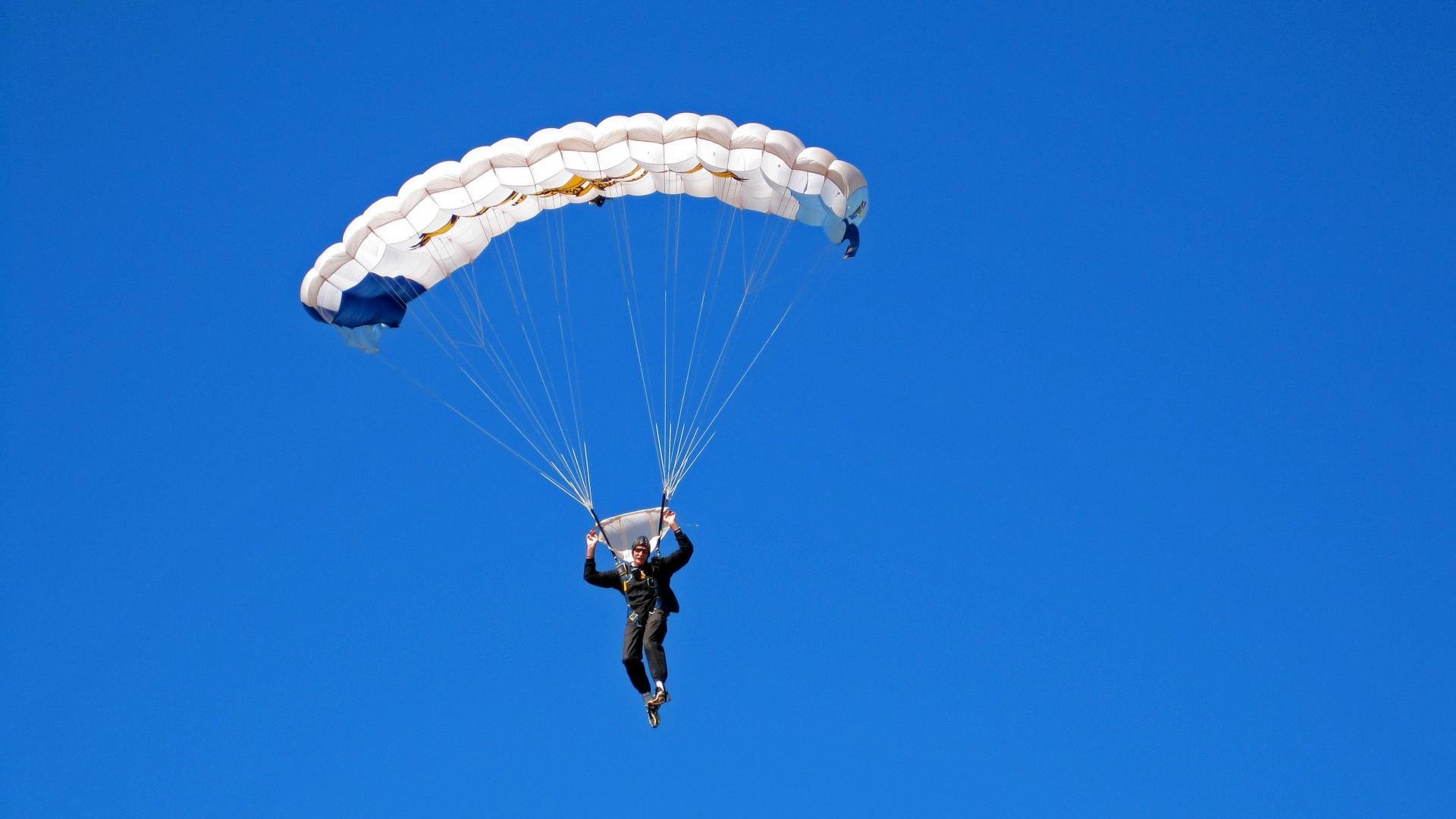 随机_户外极限滑板比赛：城市街头的速度狂欢_，极限滑板场地