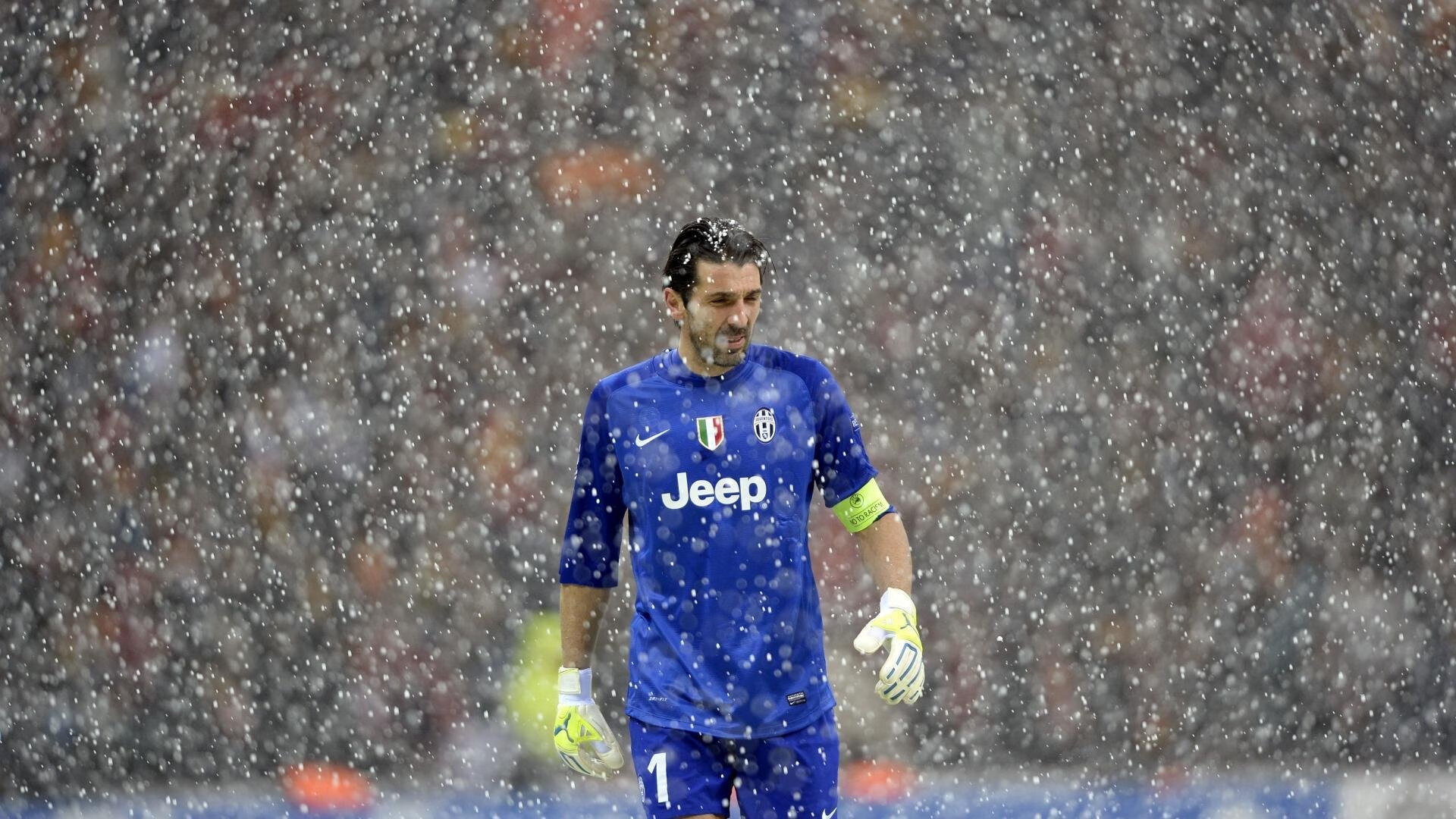 随机“法甲争冠形势渐明，豪门争锋不断”，法甲竞争激烈